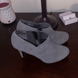 Super cute zip up heeled booties